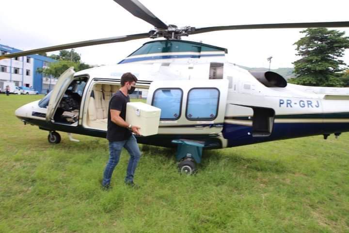 Vacinas chegando de helicóptero durante outra remessa: entregas começaram em janeiro 