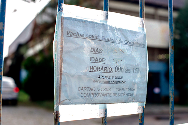 Aviso sobre a vacinação no ginásio de Conselheiro (Foto: Henrique Pinheiro)