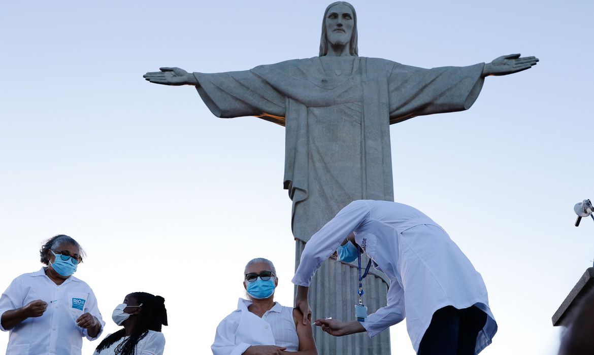 O início da vacinação aos pés do Cristo Redentor (Agência Brasil)