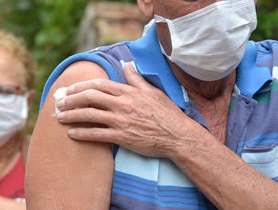 Idoso sendo vacinado contra Covid em Friburgo (Arquivo AVS)