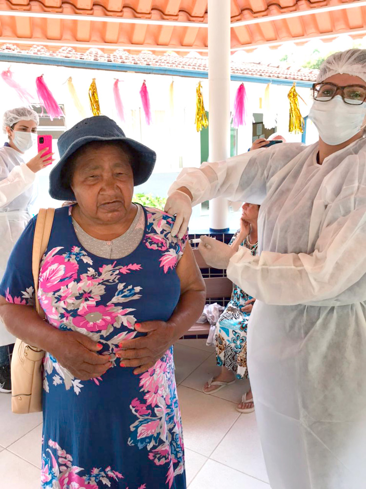 Vacinação de idosa no Laje, na primeira leva (Arquivo AVS/ Henrique Pinheiro)