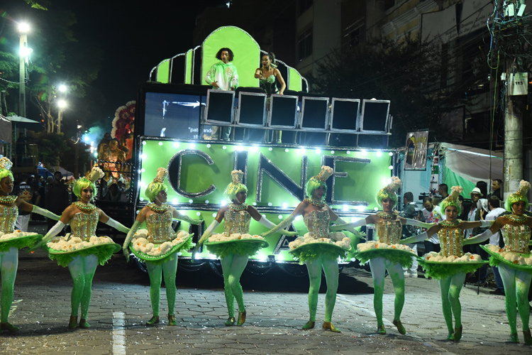 Campeã do carnaval 2020, a Vilage se apresenta na avenida (Foto: Daniel Marcus)