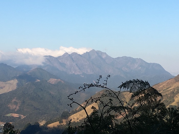 O maciço do Caledônia visto da subida dos Três Picos (Foto: Andrea Freze)