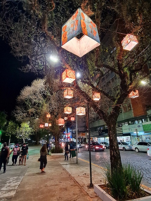 As luminárias na praça (Fotos: Denise Berbert)
