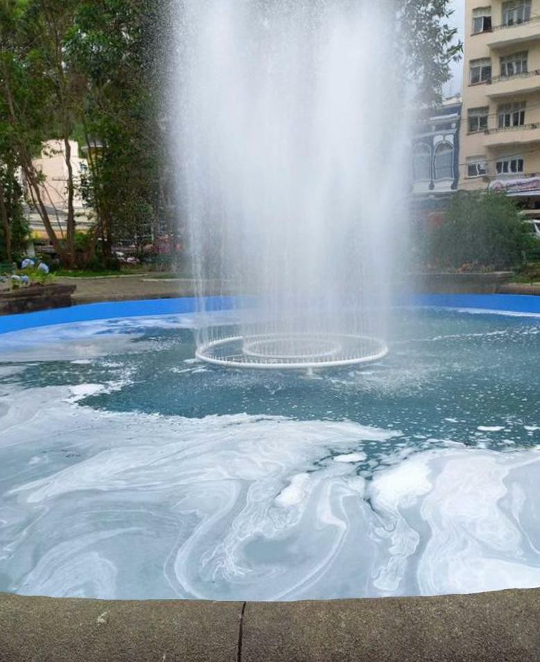 Espuma no chafariz da praça cheio de sabão na água (Fotos da web)