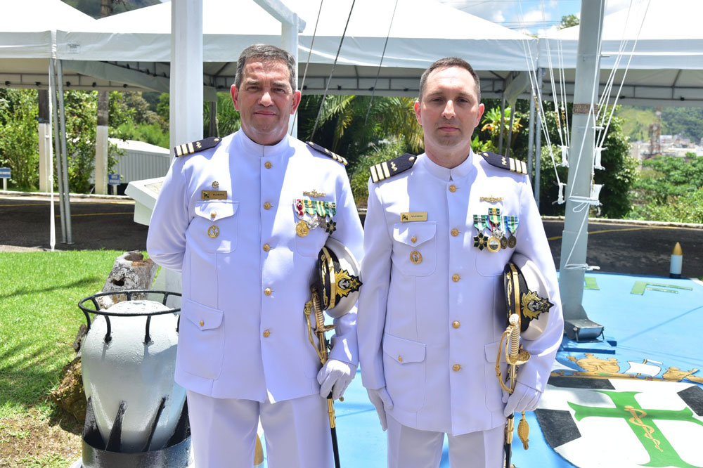 O Capitão de Fragata (Md) Henrique Wajnberg (à direita) assumiu o cargo no lugar do também capitão de fragata e médico, Marcos Floripes da Silva (Fotos: Daniel Marcus)