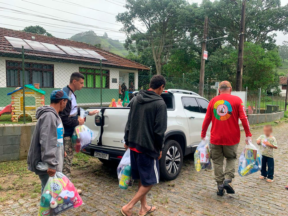 Instituto Friburgo Solidário está distribuindo kits com material de limpeza e higiene para as famílias afetadas com as chuvas em zonas rurais (Foto: Divulgação)