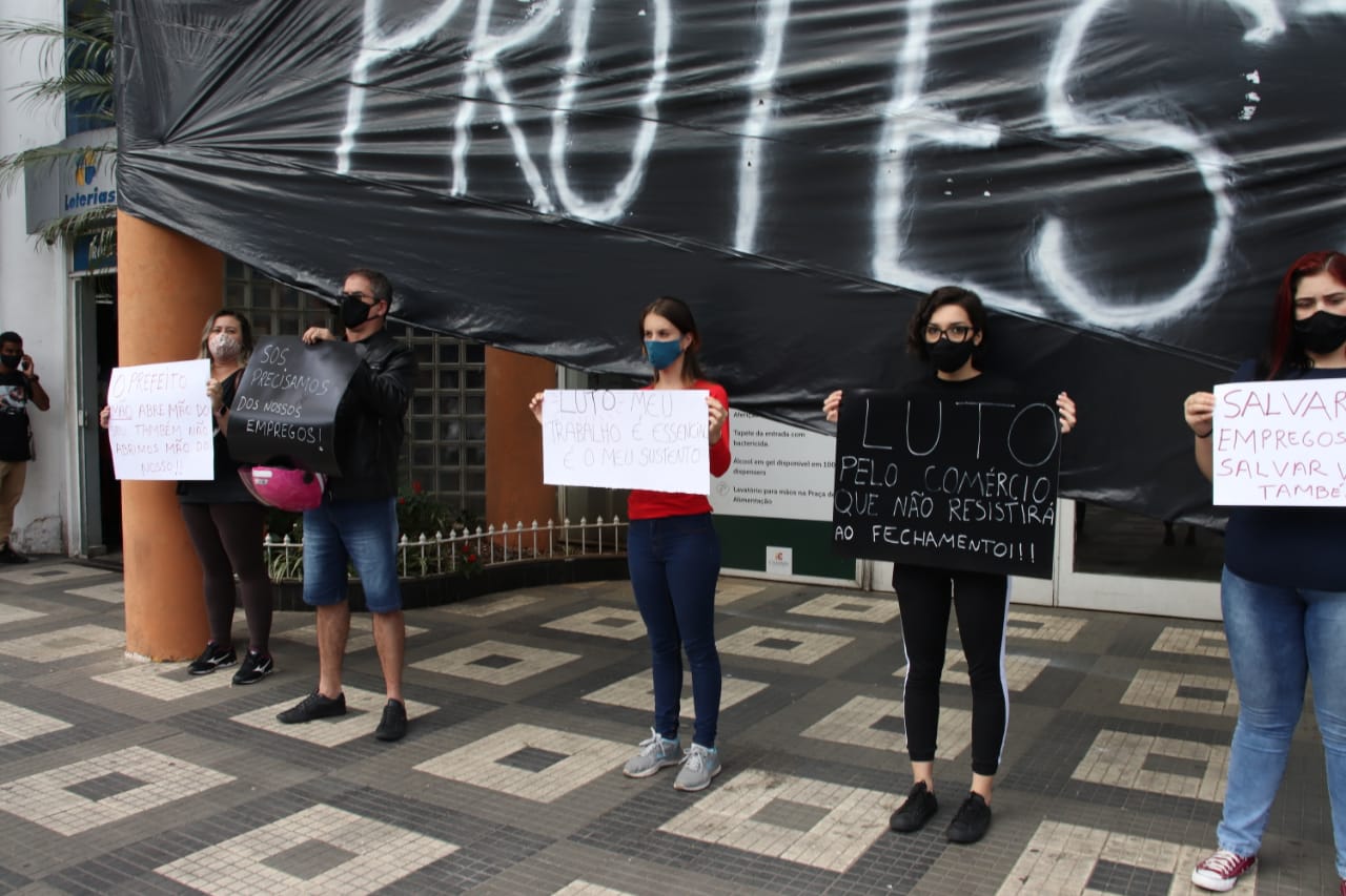 O protesto do comércio em frente a um shopping (Fotos de leitores e de Henrique Pinheiro)