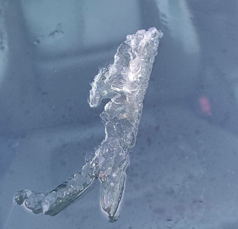 Gelo em pára-brisa de automóvel em Salinas (Foto de leitor)