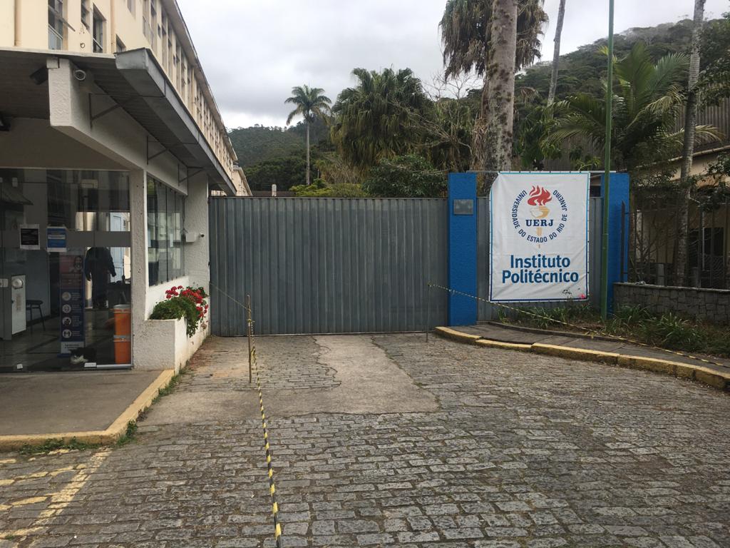 Os portões da Uerj fechados nesta quinta (Foto: Redação AVS)