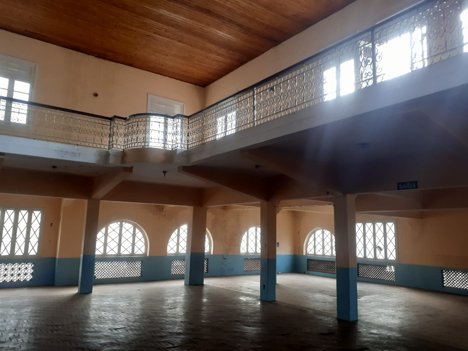 O salão social do Clube de Xadrez que não é tombado e vai virar um prédio (Fotos: Adriana Oliveira) 