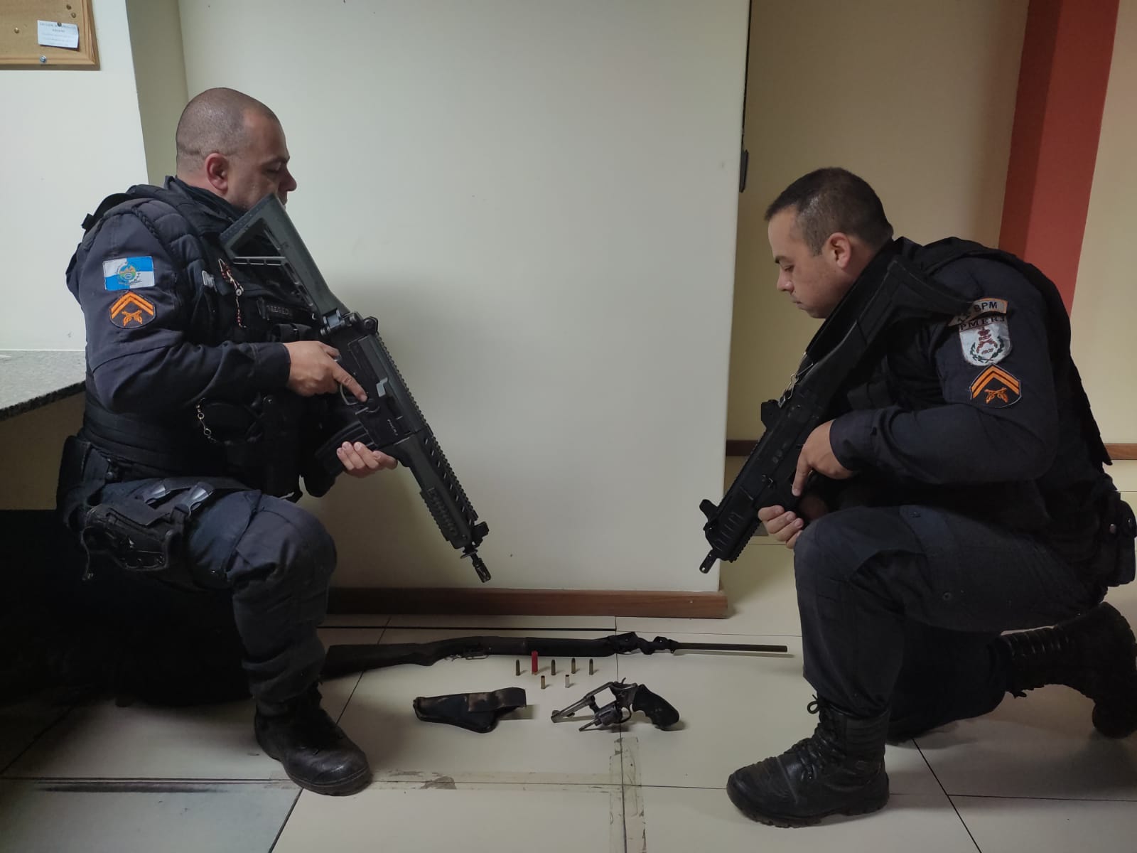 As armas usadas no homicídio em Duas Barras (Foto: 11 BPM)