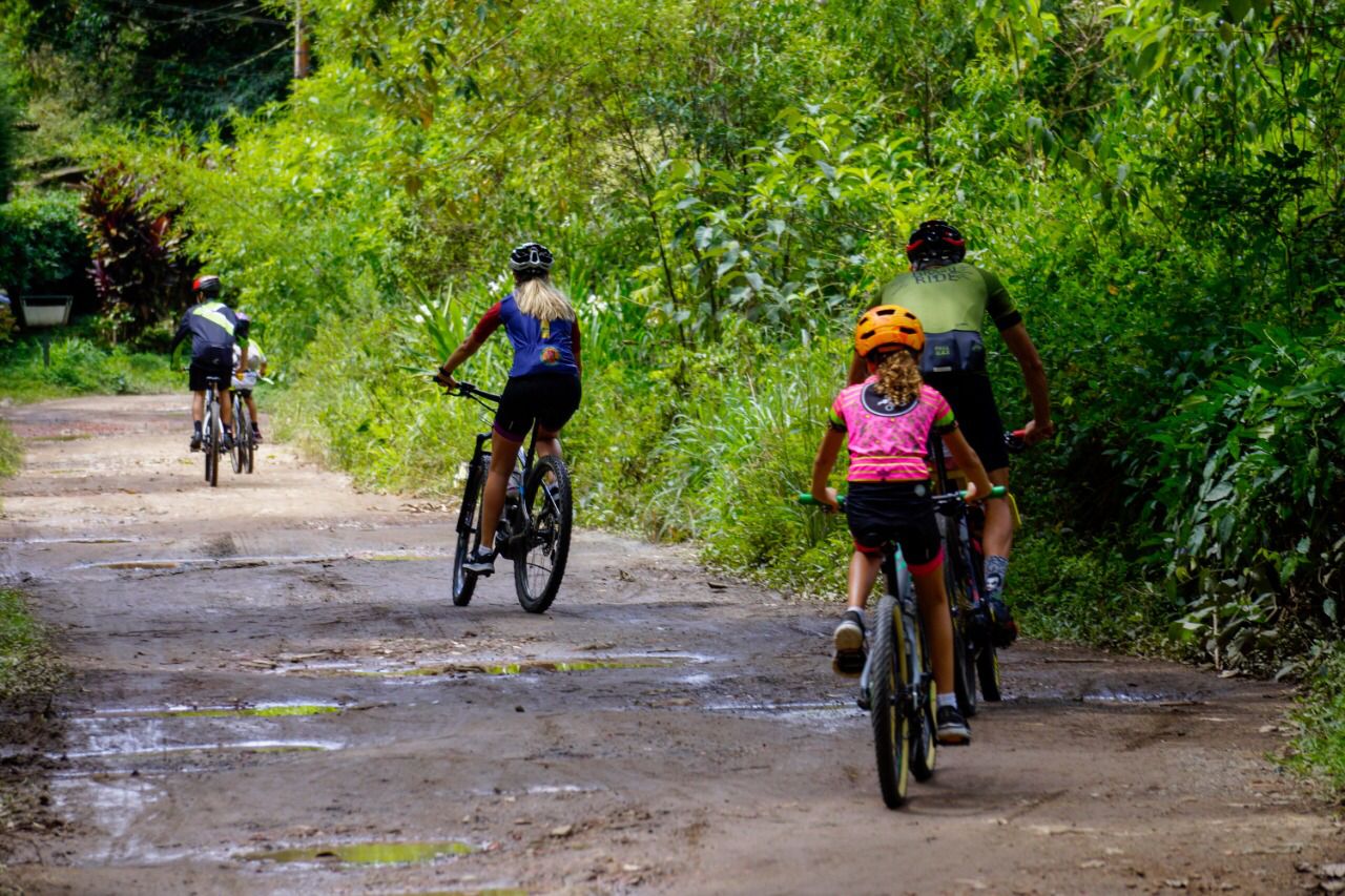 Família de ciclistas enfrenta a estrada, esburacada e cheia de lama (Fotos: Regina Lo Bianco)