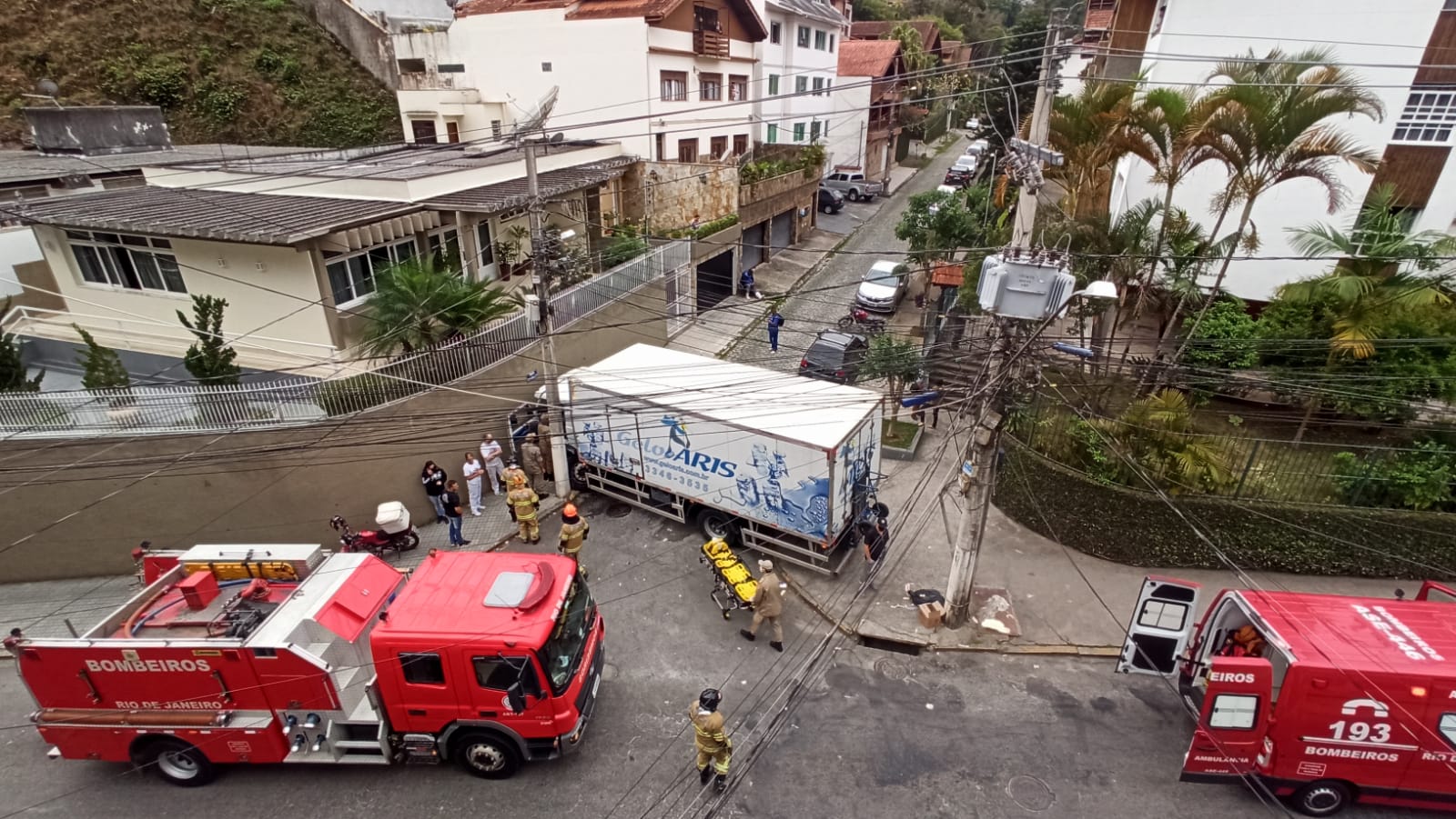 O acidente na Rua Carlos Alberto Braune (Foto de leitor)