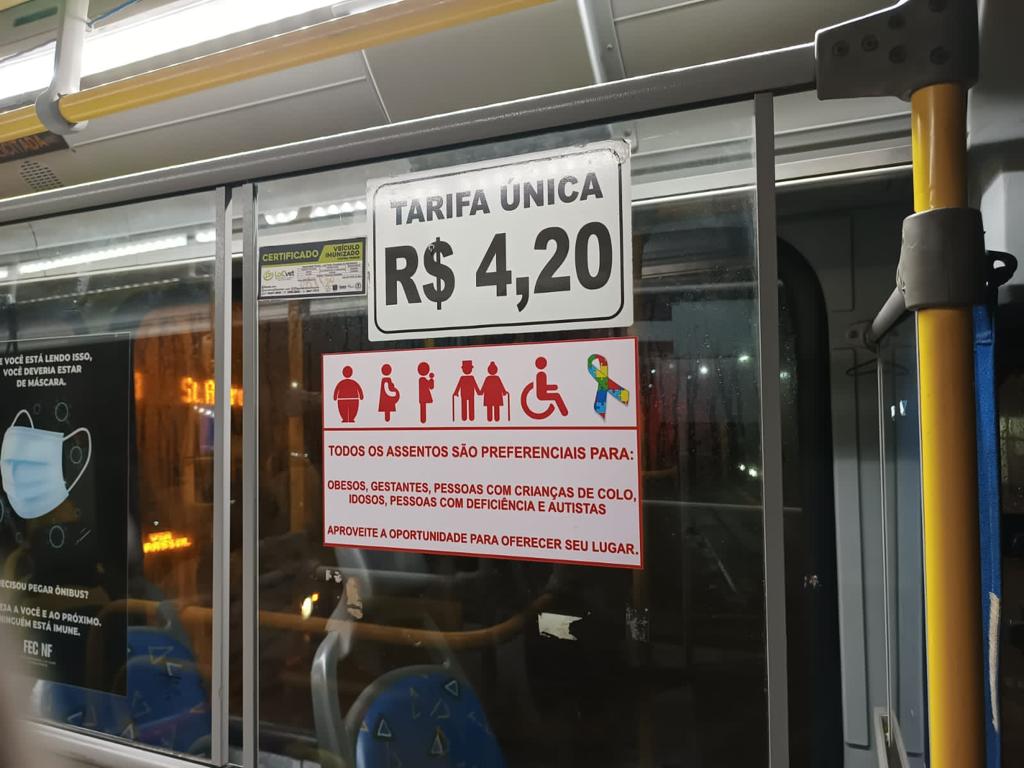 Os dizeres da nova lei adesivados em um ônibus (Divulgação)