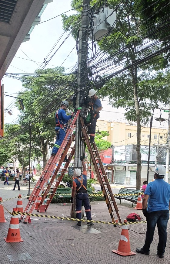 Equipes de várias empresas atuam em um dos postes da Avenida Alberto Braune (Divulgação/Energisa)
