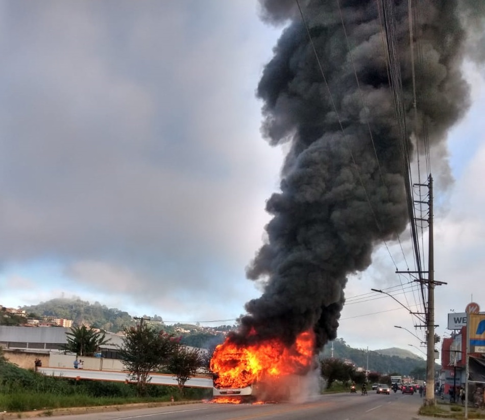 O ônibus em chamas (Foto de leitor)