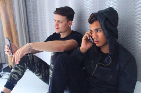 fen meno da internet dupla um44k se apresenta em nova fen meno da internet dupla um44k se apresenta em nova