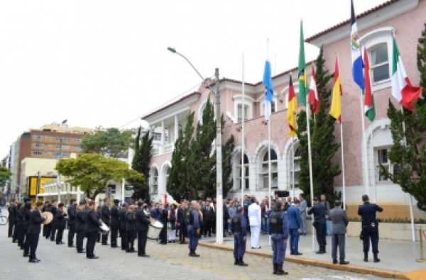 Veja como foi o desfile cívico-militar de aniversário de Nova Friburgo - TV  ZOOM