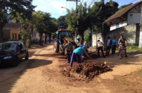 Após ponto facultativo, Prefeitura faz limpeza das ruas de Amparo - A Voz da Serra (Blogue)