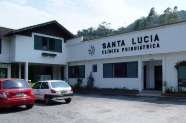 Campanha arrecada panetones para o Natal da clínica Santa Lúcia - A Voz da Serra