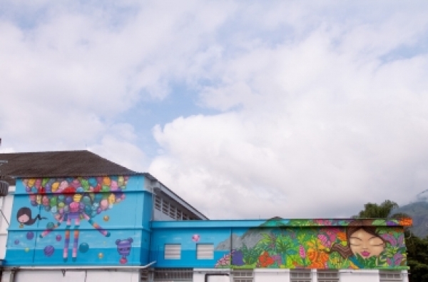 El espacio Arp más colorido con los murales pintados por Toz