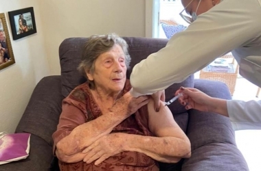 Dona Maria Eugenia Celles, de 97 anos, é vacinada em casa, em Bom Jardim