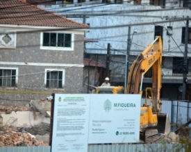 Casarão anexo ao Clube de Xadrez desaba durante obra de demolição | A Voz da Serra