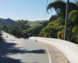 Operação na RJ-116 para retirada de carreta que tombou  | A Voz da Serra