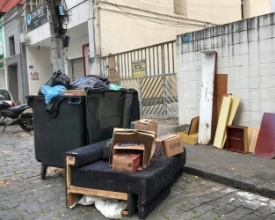 Centro da cidade registra flagrante de descarte irregular de lixo e desordem urbana. | A Voz da Serra