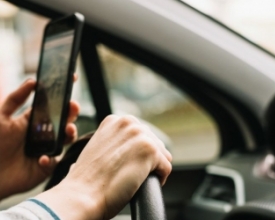 Uso do celular ao dirigir aumenta em até 400% o risco de acidentes | A Voz da Serra