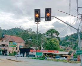 Motoristas se queixam de multas em sinais com a luz amarela acionada  | Jornal A Voz da Serra