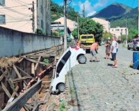 Rua cede e carro cai no Córrego do Relógio. O perigo continua na Vila Amélia | A Voz da Serra