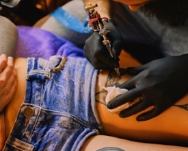 CFM proíbe anestesia para a realização de tatuagens artísticas | A Voz da Serra