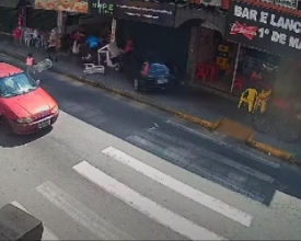 Carro invade calçada e atinge clientes de lanchonete em Olaria | A Voz da Serra