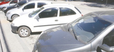 Falta de vagas para estacionar nas ruas: um problema crônico  | A Voz da Serra