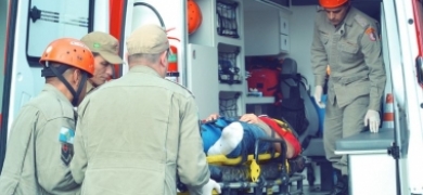 Carro desgovernado cai sobre uma casa em São Geraldo  | A Voz da Serra