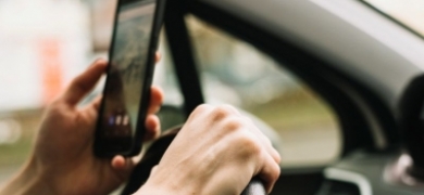 Uso do celular ao dirigir aumenta em até 400% o risco de acidentes | A Voz da Serra