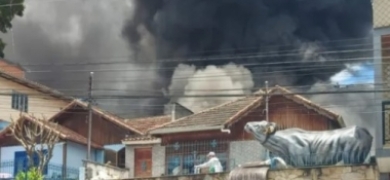 Incêndio atinge depósito de fantasias na Rua São Roque | A Voz da Serra