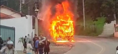Susto com incêndio em ônibus  | A Voz da Serra