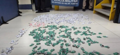 PM apreende mais de R$ 15 mil em drogas no Parque das Flores | A Voz da Serra